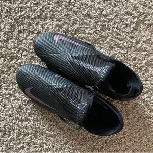 Men's size 9 Nike Phantom soccer cleats